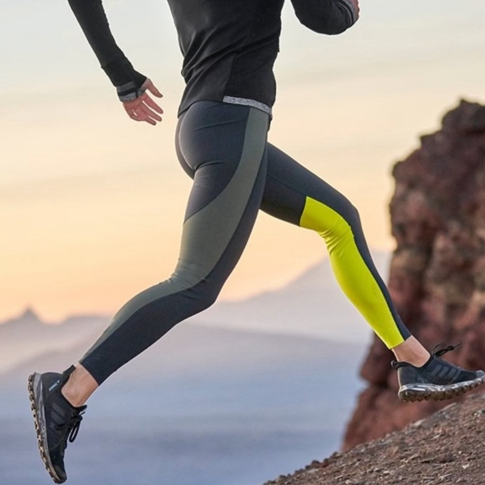 New ATHLETA
ASYM COLORBLOCK TIGHT IN PLUSH SUPERSONIC Size Small